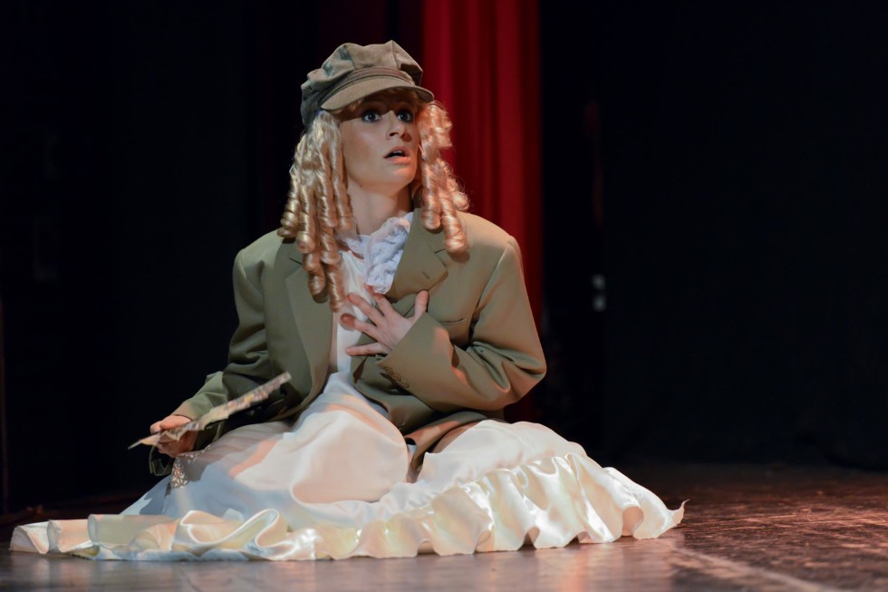 Adoro fotografare a teatro...mi piace assistere alle prove e studiare le dinamiche tra i personaggi che prenderanno forma durante lo spettacolo.
Mi piace molto il contatto con gli attori nei camerini durante i preparativi prima di andare in scena specialmente nel teatro comico dove i comici rivelano le loro "vere" personalità.
Personalità che spesso sono le stesse che vediamo sul palco e che ci fanno ridere o sorridere...il divertimento nei camerini è assicurato.
Mi piace sperimentare inquadrature sempre nuove, tempi lenti e varie aperture di diaframma con focali diverse a scelta dall'ultra-grandangolare a tele spinto.
Adoro la teatralità di alcuni attori, gli sguardi, le espressioni dei visi e l'improvvisazione mascherata.

FOTOGRAFO DI TEATRO
FOTOGRAFIA DI TEATRO
