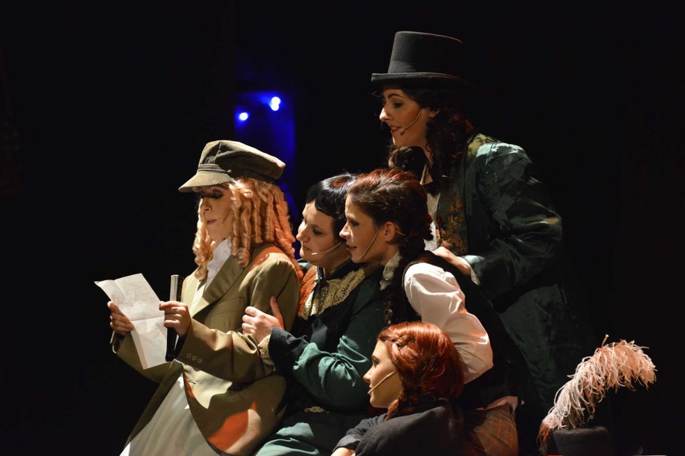 Adoro fotografare a teatro...mi piace assistere alle prove e studiare le dinamiche tra i personaggi che prenderanno forma durante lo spettacolo.
Mi piace molto il contatto con gli attori nei camerini durante i preparativi prima di andare in scena specialmente nel teatro comico dove i comici rivelano le loro "vere" personalità.
Personalità che spesso sono le stesse che vediamo sul palco e che ci fanno ridere o sorridere...il divertimento nei camerini è assicurato.
Mi piace sperimentare inquadrature sempre nuove, tempi lenti e varie aperture di diaframma con focali diverse a scelta dall'ultra-grandangolare a tele spinto.
Adoro la teatralità di alcuni attori, gli sguardi, le espressioni dei visi e l'improvvisazione mascherata.

FOTOGRAFO DI TEATRO
FOTOGRAFIA DI TEATRO