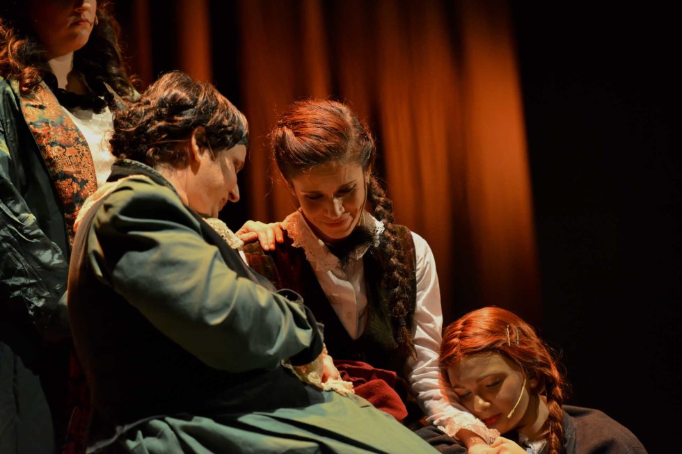 Adoro fotografare a teatro...mi piace assistere alle prove e studiare le dinamiche tra i personaggi che prenderanno forma durante lo spettacolo.
Mi piace molto il contatto con gli attori nei camerini durante i preparativi prima di andare in scena specialmente nel teatro comico dove i comici rivelano le loro "vere" personalità.
Personalità che spesso sono le stesse che vediamo sul palco e che ci fanno ridere o sorridere...il divertimento nei camerini è assicurato.
Mi piace sperimentare inquadrature sempre nuove, tempi lenti e varie aperture di diaframma con focali diverse a scelta dall'ultra-grandangolare a tele spinto.
Adoro la teatralità di alcuni attori, gli sguardi, le espressioni dei visi e l'improvvisazione mascherata.

FOTOGRAFO DI TEATRO
FOTOGRAFIA DI TEATRO