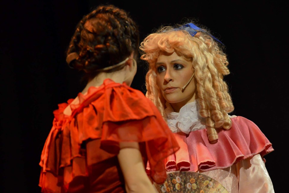 Adoro fotografare a teatro...mi piace assistere alle prove e studiare le dinamiche tra i personaggi che prenderanno forma durante lo spettacolo.
Mi piace molto il contatto con gli attori nei camerini durante i preparativi prima di andare in scena specialmente nel teatro comico dove i comici rivelano le loro "vere" personalità.
Personalità che spesso sono le stesse che vediamo sul palco e che ci fanno ridere o sorridere...il divertimento nei camerini è assicurato.
Mi piace sperimentare inquadrature sempre nuove, tempi lenti e varie aperture di diaframma con focali diverse a scelta dall'ultra-grandangolare a tele spinto.
Adoro la teatralità di alcuni attori, gli sguardi, le espressioni dei visi e l'improvvisazione mascherata.

FOTOGRAFO DI TEATRO
FOTOGRAFIA DI TEATRO