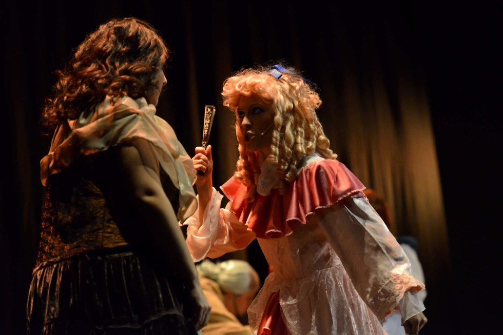 Adoro fotografare a teatro...mi piace assistere alle prove e studiare le dinamiche tra i personaggi che prenderanno forma durante lo spettacolo.
Mi piace molto il contatto con gli attori nei camerini durante i preparativi prima di andare in scena specialmente nel teatro comico dove i comici rivelano le loro "vere" personalità.
Personalità che spesso sono le stesse che vediamo sul palco e che ci fanno ridere o sorridere...il divertimento nei camerini è assicurato.
Mi piace sperimentare inquadrature sempre nuove, tempi lenti e varie aperture di diaframma con focali diverse a scelta dall'ultra-grandangolare a tele spinto.
Adoro la teatralità di alcuni attori, gli sguardi, le espressioni dei visi e l'improvvisazione mascherata.

FOTOGRAFO DI TEATRO
FOTOGRAFIA DI TEATRO