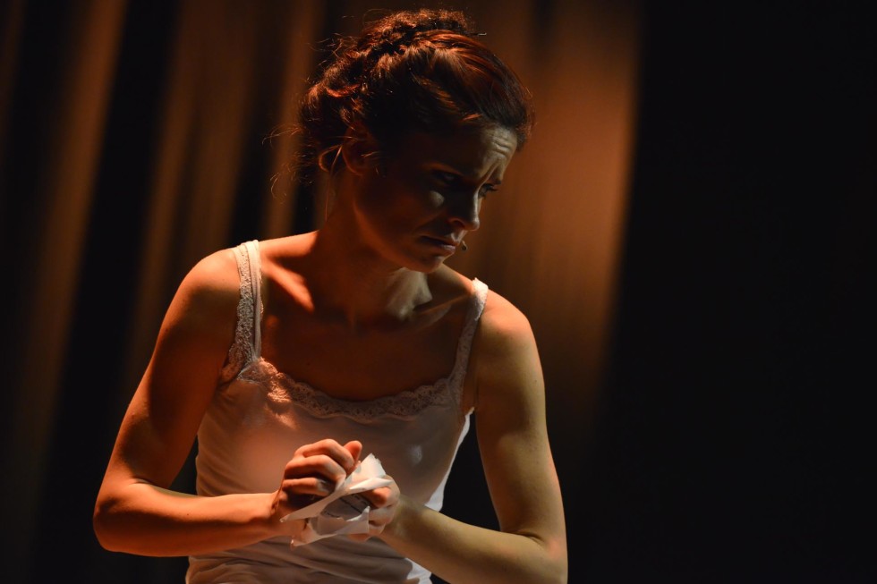 Adoro fotografare a teatro...mi piace assistere alle prove e studiare le dinamiche tra i personaggi che prenderanno forma durante lo spettacolo.
Mi piace molto il contatto con gli attori nei camerini durante i preparativi prima di andare in scena specialmente nel teatro comico dove i comici rivelano le loro "vere" personalità.
Personalità che spesso sono le stesse che vediamo sul palco e che ci fanno ridere o sorridere...il divertimento nei camerini è assicurato.
Mi piace sperimentare inquadrature sempre nuove, tempi lenti e varie aperture di diaframma con focali diverse a scelta dall'ultra-grandangolare a tele spinto.
Adoro la teatralità di alcuni attori, gli sguardi, le espressioni dei visi e l'improvvisazione mascherata.

FOTOGRAFO DI TEATRO
FOTOGRAFIA DI TEATRO