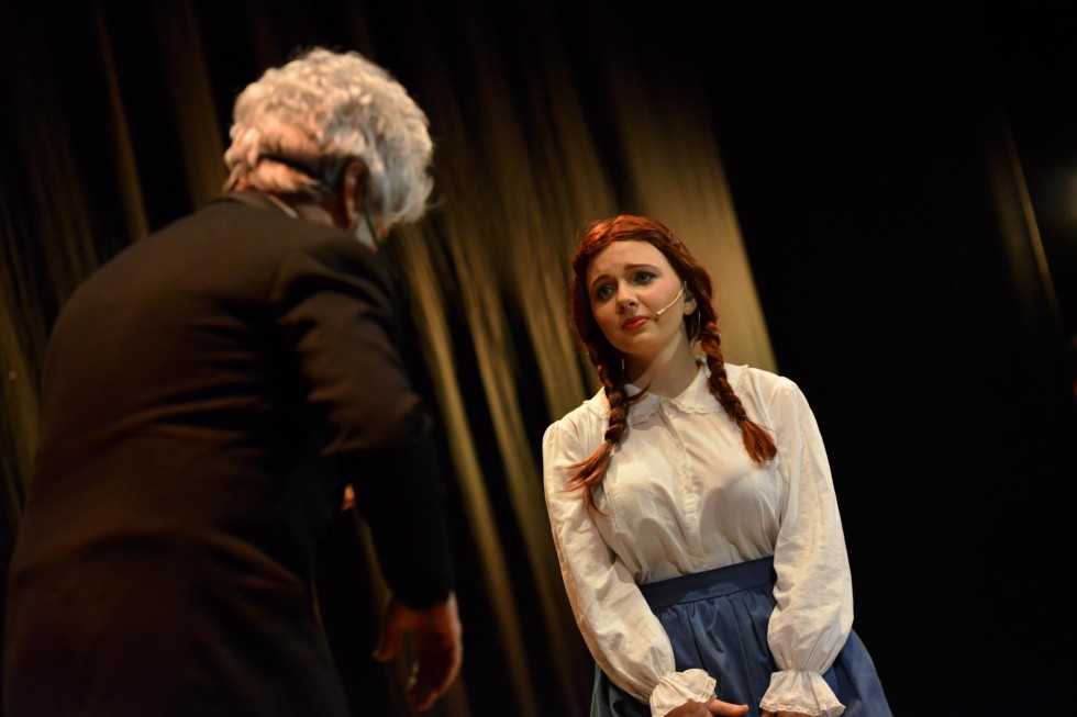 Adoro fotografare a teatro...mi piace assistere alle prove e studiare le dinamiche tra i personaggi che prenderanno forma durante lo spettacolo.
Mi piace molto il contatto con gli attori nei camerini durante i preparativi prima di andare in scena specialmente nel teatro comico dove i comici rivelano le loro "vere" personalità.
Personalità che spesso sono le stesse che vediamo sul palco e che ci fanno ridere o sorridere...il divertimento nei camerini è assicurato.
Mi piace sperimentare inquadrature sempre nuove, tempi lenti e varie aperture di diaframma con focali diverse a scelta dall'ultra-grandangolare a tele spinto.
Adoro la teatralità di alcuni attori, gli sguardi, le espressioni dei visi e l'improvvisazione mascherata.

FOTOGRAFO DI TEATRO
FOTOGRAFIA DI TEATRO