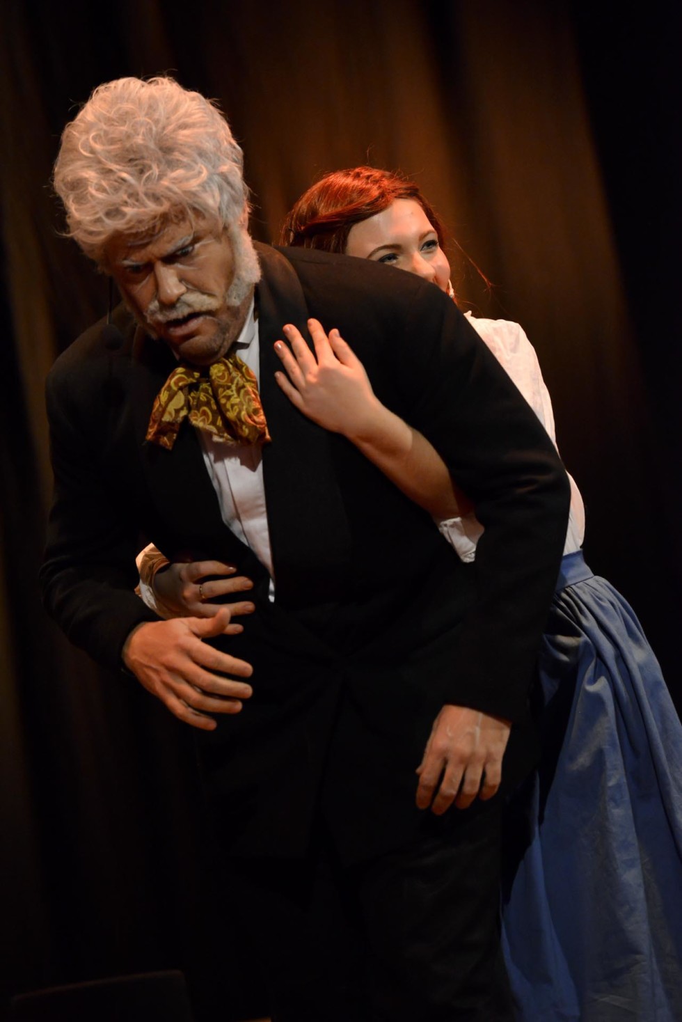 Adoro fotografare a teatro...mi piace assistere alle prove e studiare le dinamiche tra i personaggi che prenderanno forma durante lo spettacolo.
Mi piace molto il contatto con gli attori nei camerini durante i preparativi prima di andare in scena specialmente nel teatro comico dove i comici rivelano le loro "vere" personalità.
Personalità che spesso sono le stesse che vediamo sul palco e che ci fanno ridere o sorridere...il divertimento nei camerini è assicurato.
Mi piace sperimentare inquadrature sempre nuove, tempi lenti e varie aperture di diaframma con focali diverse a scelta dall'ultra-grandangolare a tele spinto.
Adoro la teatralità di alcuni attori, gli sguardi, le espressioni dei visi e l'improvvisazione mascherata.

FOTOGRAFO DI TEATRO
FOTOGRAFIA DI TEATRO