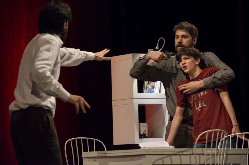 Adoro fotografare a teatro...mi piace assistere alle prove e studiare le dinamiche tra i personaggi che prenderanno forma durante lo spettacolo.
Mi piace molto il contatto con gli attori nei camerini durante i preparativi prima di andare in scena specialmente nel teatro comico dove i comici rivelano le loro "vere" personalità.
Personalità che spesso sono le stesse che vediamo sul palco e che ci fanno ridere o sorridere...il divertimento nei camerini è assicurato.
Mi piace sperimentare inquadrature sempre nuove, tempi lenti e varie aperture di diaframma con focali diverse a scelta dall'ultra-grandangolare a tele spinto.
Adoro la teatralità di alcuni attori, gli sguardi, le espressioni dei visi e l'improvvisazione mascherata.

FOTOGRAFO DI TEATRO
FOTOGRAFIA DI TEATRO