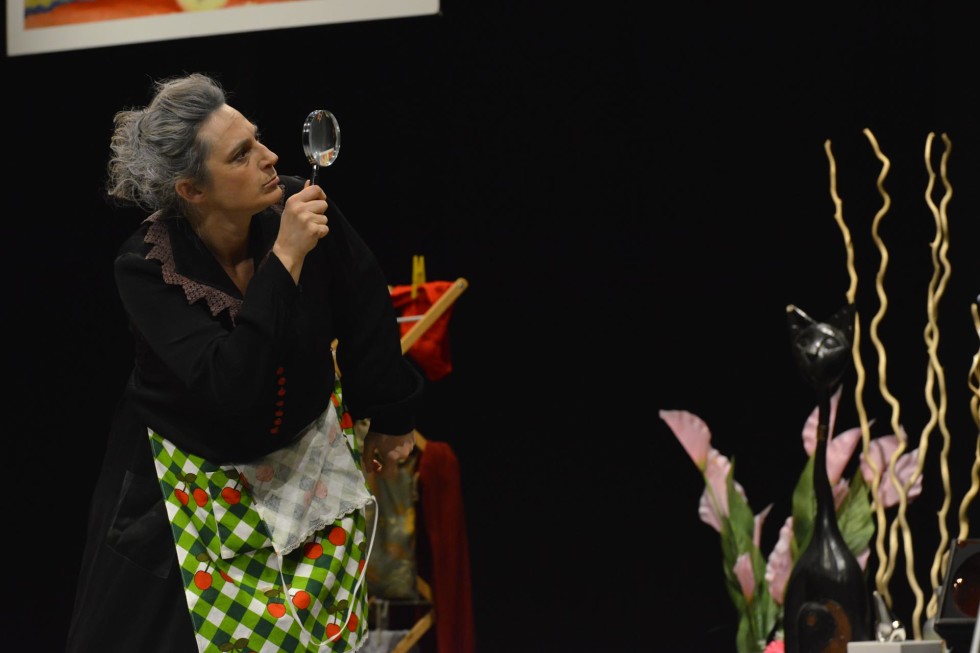 Adoro fotografare a teatro...mi piace assistere alle prove e studiare le dinamiche tra i personaggi che prenderanno forma durante lo spettacolo.
Mi piace molto il contatto con gli attori nei camerini durante i preparativi prima di andare in scena specialmente nel teatro comico dove i comici rivelano le loro "vere" personalità.
Personalità che spesso sono le stesse che vediamo sul palco e che ci fanno ridere o sorridere...il divertimento nei camerini è assicurato.
Mi piace sperimentare inquadrature sempre nuove, tempi lenti e varie aperture di diaframma con focali diverse a scelta dall'ultra-grandangolare a tele spinto.
Adoro la teatralità di alcuni attori, gli sguardi, le espressioni dei visi e l'improvvisazione mascherata.

FOTOGRAFO DI TEATRO
FOTOGRAFIA DI TEATRO
