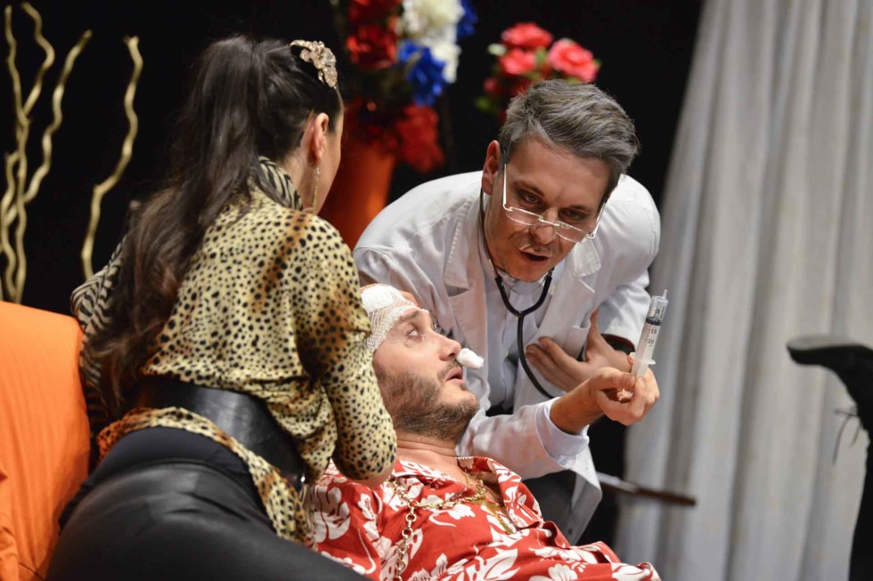 Adoro fotografare a teatro...mi piace assistere alle prove e studiare le dinamiche tra i personaggi che prenderanno forma durante lo spettacolo.
Mi piace molto il contatto con gli attori nei camerini durante i preparativi prima di andare in scena specialmente nel teatro comico dove i comici rivelano le loro "vere" personalità.
Personalità che spesso sono le stesse che vediamo sul palco e che ci fanno ridere o sorridere...il divertimento nei camerini è assicurato.
Mi piace sperimentare inquadrature sempre nuove, tempi lenti e varie aperture di diaframma con focali diverse a scelta dall'ultra-grandangolare a tele spinto.
Adoro la teatralità di alcuni attori, gli sguardi, le espressioni dei visi e l'improvvisazione mascherata.

FOTOGRAFO DI TEATRO
FOTOGRAFIA DI TEATRO