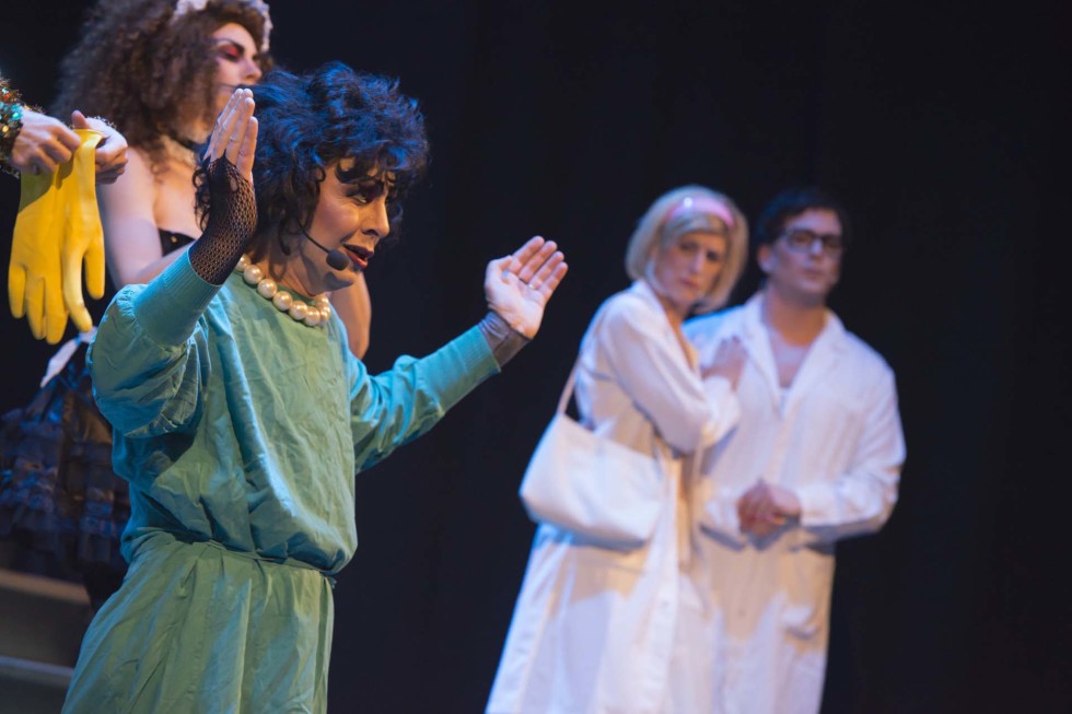 Adoro fotografare a teatro...mi piace assistere alle prove e studiare le dinamiche tra i personaggi che prenderanno forma durante lo spettacolo.
Mi piace molto il contatto con gli attori nei camerini durante i preparativi prima di andare in scena specialmente nel teatro comico dove i comici rivelano le loro "vere" personalità.
Personalità che spesso sono le stesse che vediamo sul palco e che ci fanno ridere o sorridere...il divertimento nei camerini è assicurato.
Mi piace sperimentare inquadrature sempre nuove, tempi lenti e varie aperture di diaframma con focali diverse a scelta dall'ultra-grandangolare a tele spinto.
Adoro la teatralità di alcuni attori, gli sguardi, le espressioni dei visi e l'improvvisazione mascherata.

FOTOGRAFO DI TEATRO
FOTOGRAFIA DI TEATRO