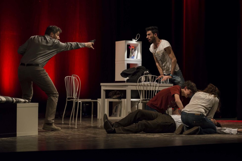 Adoro fotografare a teatro...mi piace assistere alle prove e studiare le dinamiche tra i personaggi che prenderanno forma durante lo spettacolo.
Mi piace molto il contatto con gli attori nei camerini durante i preparativi prima di andare in scena specialmente nel teatro comico dove i comici rivelano le loro "vere" personalità.
Personalità che spesso sono le stesse che vediamo sul palco e che ci fanno ridere o sorridere...il divertimento nei camerini è assicurato.
Mi piace sperimentare inquadrature sempre nuove, tempi lenti e varie aperture di diaframma con focali diverse a scelta dall'ultra-grandangolare a tele spinto.
Adoro la teatralità di alcuni attori, gli sguardi, le espressioni dei visi e l'improvvisazione mascherata.

FOTOGRAFO DI TEATRO
FOTOGRAFIA DI TEATRO