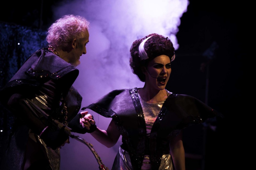 Adoro fotografare a teatro...mi piace assistere alle prove e studiare le dinamiche tra i personaggi che prenderanno forma durante lo spettacolo.
Mi piace molto il contatto con gli attori nei camerini durante i preparativi prima di andare in scena specialmente nel teatro comico dove i comici rivelano le loro "vere" personalità.
Personalità che spesso sono le stesse che vediamo sul palco e che ci fanno ridere o sorridere...il divertimento nei camerini è assicurato.
Mi piace sperimentare inquadrature sempre nuove, tempi lenti e varie aperture di diaframma con focali diverse a scelta dall'ultra-grandangolare a tele spinto.
Adoro la teatralità di alcuni attori, gli sguardi, le espressioni dei visi e l'improvvisazione mascherata.

FOTOGRAFO DI TEATRO
FOTOGRAFIA DI TEATRO