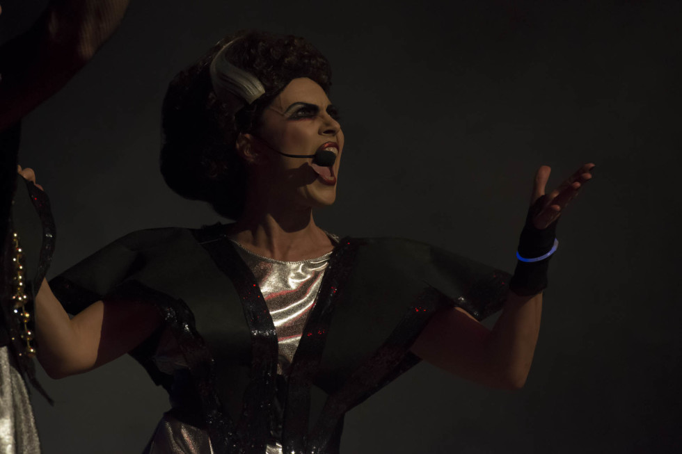 Adoro fotografare a teatro...mi piace assistere alle prove e studiare le dinamiche tra i personaggi che prenderanno forma durante lo spettacolo.
Mi piace molto il contatto con gli attori nei camerini durante i preparativi prima di andare in scena specialmente nel teatro comico dove i comici rivelano le loro "vere" personalità.
Personalità che spesso sono le stesse che vediamo sul palco e che ci fanno ridere o sorridere...il divertimento nei camerini è assicurato.
Mi piace sperimentare inquadrature sempre nuove, tempi lenti e varie aperture di diaframma con focali diverse a scelta dall'ultra-grandangolare a tele spinto.
Adoro la teatralità di alcuni attori, gli sguardi, le espressioni dei visi e l'improvvisazione mascherata.

FOTOGRAFO DI TEATRO
FOTOGRAFIA DI TEATRO