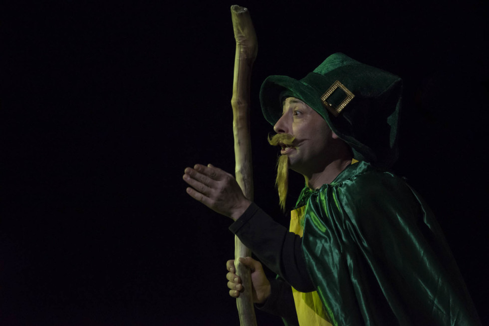 Adoro fotografare a teatro...mi piace assistere alle prove e studiare le dinamiche tra i personaggi che prenderanno forma durante lo spettacolo.
Mi piace molto il contatto con gli attori nei camerini durante i preparativi prima di andare in scena specialmente nel teatro comico dove i comici rivelano le loro "vere" personalità.
Personalità che spesso sono le stesse che vediamo sul palco e che ci fanno ridere o sorridere...il divertimento nei camerini è assicurato.
Mi piace sperimentare inquadrature sempre nuove, tempi lenti e varie aperture di diaframma con focali diverse a scelta dall'ultra-grandangolare a tele spinto.
Adoro la teatralità di alcuni attori, gli sguardi, le espressioni dei visi e l'improvvisazione mascherata.

FOTOGRAFO DI TEATRO
FOTOGRAFIA DI TEATRO