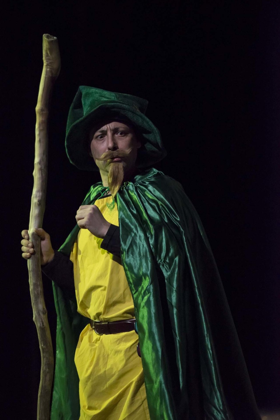 Adoro fotografare a teatro...mi piace assistere alle prove e studiare le dinamiche tra i personaggi che prenderanno forma durante lo spettacolo.
Mi piace molto il contatto con gli attori nei camerini durante i preparativi prima di andare in scena specialmente nel teatro comico dove i comici rivelano le loro "vere" personalità.
Personalità che spesso sono le stesse che vediamo sul palco e che ci fanno ridere o sorridere...il divertimento nei camerini è assicurato.
Mi piace sperimentare inquadrature sempre nuove, tempi lenti e varie aperture di diaframma con focali diverse a scelta dall'ultra-grandangolare a tele spinto.
Adoro la teatralità di alcuni attori, gli sguardi, le espressioni dei visi e l'improvvisazione mascherata.

FOTOGRAFO DI TEATRO
FOTOGRAFIA DI TEATRO
