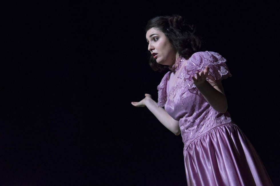 Adoro fotografare a teatro...mi piace assistere alle prove e studiare le dinamiche tra i personaggi che prenderanno forma durante lo spettacolo.
Mi piace molto il contatto con gli attori nei camerini durante i preparativi prima di andare in scena specialmente nel teatro comico dove i comici rivelano le loro "vere" personalità.
Personalità che spesso sono le stesse che vediamo sul palco e che ci fanno ridere o sorridere...il divertimento nei camerini è assicurato.
Mi piace sperimentare inquadrature sempre nuove, tempi lenti e varie aperture di diaframma con focali diverse a scelta dall'ultra-grandangolare a tele spinto.
Adoro la teatralità di alcuni attori, gli sguardi, le espressioni dei visi e l'improvvisazione mascherata.

FOTOGRAFO DI TEATRO
FOTOGRAFIA DI TEATRO