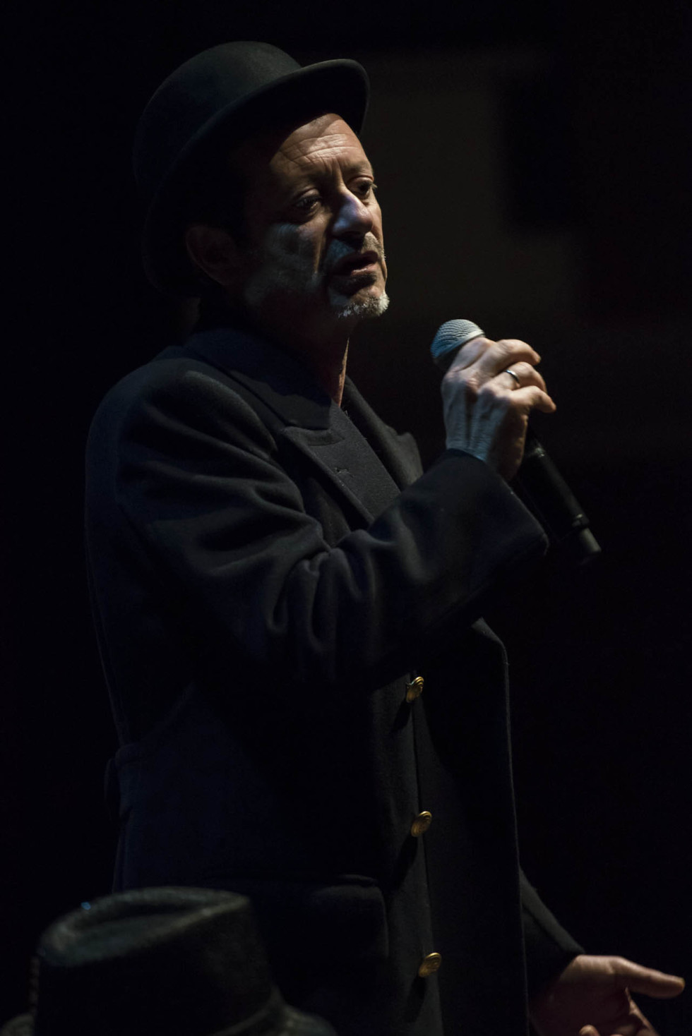 Adoro fotografare a teatro...mi piace assistere alle prove e studiare le dinamiche tra i personaggi che prenderanno forma durante lo spettacolo.
Mi piace molto il contatto con gli attori nei camerini durante i preparativi prima di andare in scena specialmente nel teatro comico dove i comici rivelano le loro "vere" personalità.
Personalità che spesso sono le stesse che vediamo sul palco e che ci fanno ridere o sorridere...il divertimento nei camerini è assicurato.
Mi piace sperimentare inquadrature sempre nuove, tempi lenti e varie aperture di diaframma con focali diverse a scelta dall'ultra-grandangolare a tele spinto.
Adoro la teatralità di alcuni attori, gli sguardi, le espressioni dei visi e l'improvvisazione mascherata.

FOTOGRAFO DI TEATRO
FOTOGRAFIA DI TEATRO