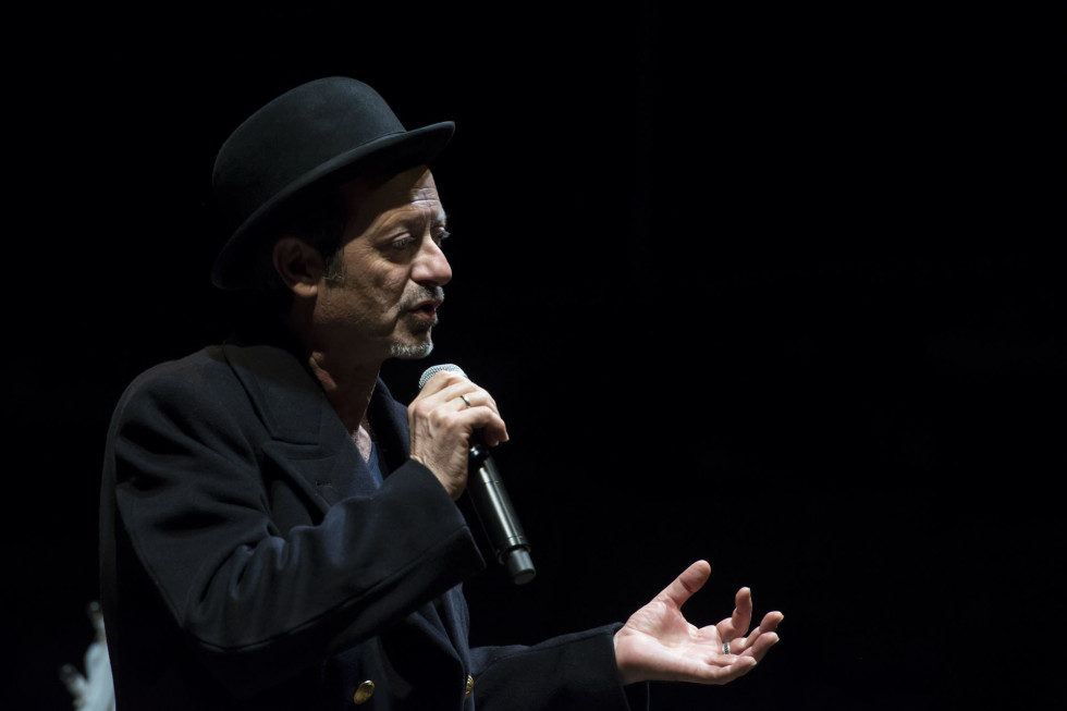 Adoro fotografare a teatro...mi piace assistere alle prove e studiare le dinamiche tra i personaggi che prenderanno forma durante lo spettacolo.
Mi piace molto il contatto con gli attori nei camerini durante i preparativi prima di andare in scena specialmente nel teatro comico dove i comici rivelano le loro "vere" personalità.
Personalità che spesso sono le stesse che vediamo sul palco e che ci fanno ridere o sorridere...il divertimento nei camerini è assicurato.
Mi piace sperimentare inquadrature sempre nuove, tempi lenti e varie aperture di diaframma con focali diverse a scelta dall'ultra-grandangolare a tele spinto.
Adoro la teatralità di alcuni attori, gli sguardi, le espressioni dei visi e l'improvvisazione mascherata.

FOTOGRAFO DI TEATRO
FOTOGRAFIA DI TEATRO