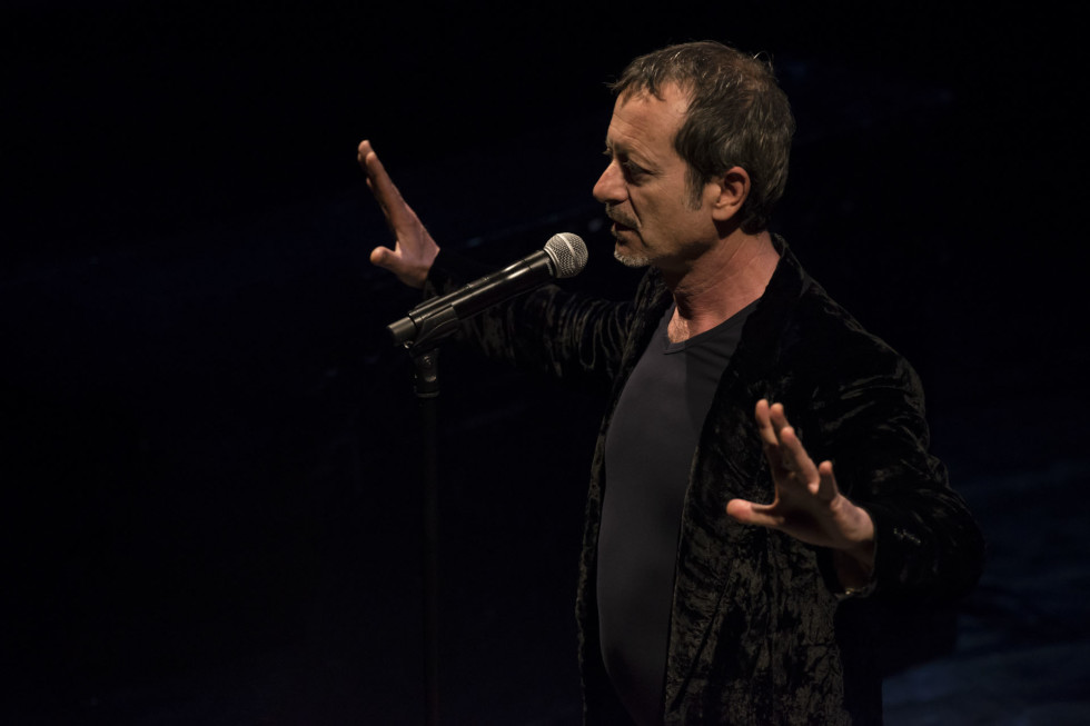 Adoro fotografare a teatro...mi piace assistere alle prove e studiare le dinamiche tra i personaggi che prenderanno forma durante lo spettacolo.
Mi piace molto il contatto con gli attori nei camerini durante i preparativi prima di andare in scena specialmente nel teatro comico dove i comici rivelano le loro "vere" personalità.
Personalità che spesso sono le stesse che vediamo sul palco e che ci fanno ridere o sorridere...il divertimento nei camerini è assicurato.
Mi piace sperimentare inquadrature sempre nuove, tempi lenti e varie aperture di diaframma con focali diverse a scelta dall'ultra-grandangolare a tele spinto.
Adoro la teatralità di alcuni attori, gli sguardi, le espressioni dei visi e l'improvvisazione mascherata.

FOTOGRAFO DI TEATRO
FOTOGRAFIA DI TEATRO