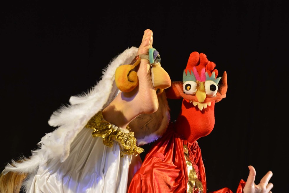 Adoro fotografare a teatro...mi piace assistere alle prove e studiare le dinamiche tra i personaggi che prenderanno forma durante lo spettacolo.
Mi piace molto il contatto con gli attori nei camerini durante i preparativi prima di andare in scena specialmente nel teatro comico dove i comici rivelano le loro "vere" personalità.
Personalità che spesso sono le stesse che vediamo sul palco e che ci fanno ridere o sorridere...il divertimento nei camerini è assicurato.
Mi piace sperimentare inquadrature sempre nuove, tempi lenti e varie aperture di diaframma con focali diverse a scelta dall'ultra-grandangolare a tele spinto.
Adoro la teatralità di alcuni attori, gli sguardi, le espressioni dei visi e l'improvvisazione mascherata.

FOTOGRAFO DI TEATRO
FOTOGRAFIA DI TEATRO