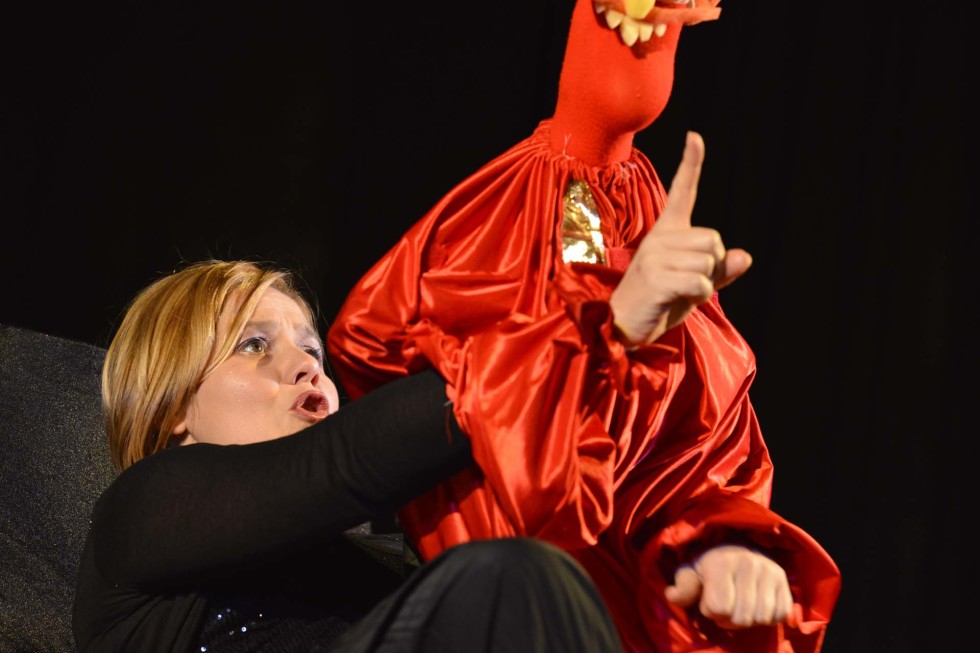 Adoro fotografare a teatro...mi piace assistere alle prove e studiare le dinamiche tra i personaggi che prenderanno forma durante lo spettacolo.
Mi piace molto il contatto con gli attori nei camerini durante i preparativi prima di andare in scena specialmente nel teatro comico dove i comici rivelano le loro "vere" personalità.
Personalità che spesso sono le stesse che vediamo sul palco e che ci fanno ridere o sorridere...il divertimento nei camerini è assicurato.
Mi piace sperimentare inquadrature sempre nuove, tempi lenti e varie aperture di diaframma con focali diverse a scelta dall'ultra-grandangolare a tele spinto.
Adoro la teatralità di alcuni attori, gli sguardi, le espressioni dei visi e l'improvvisazione mascherata.

FOTOGRAFO DI TEATRO
FOTOGRAFIA DI TEATRO