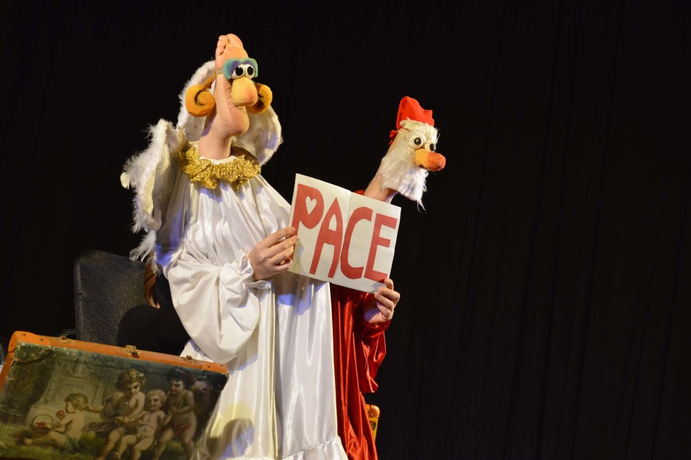 Adoro fotografare a teatro...mi piace assistere alle prove e studiare le dinamiche tra i personaggi che prenderanno forma durante lo spettacolo.
Mi piace molto il contatto con gli attori nei camerini durante i preparativi prima di andare in scena specialmente nel teatro comico dove i comici rivelano le loro "vere" personalità.
Personalità che spesso sono le stesse che vediamo sul palco e che ci fanno ridere o sorridere...il divertimento nei camerini è assicurato.
Mi piace sperimentare inquadrature sempre nuove, tempi lenti e varie aperture di diaframma con focali diverse a scelta dall'ultra-grandangolare a tele spinto.
Adoro la teatralità di alcuni attori, gli sguardi, le espressioni dei visi e l'improvvisazione mascherata.

FOTOGRAFO DI TEATRO
FOTOGRAFIA DI TEATRO