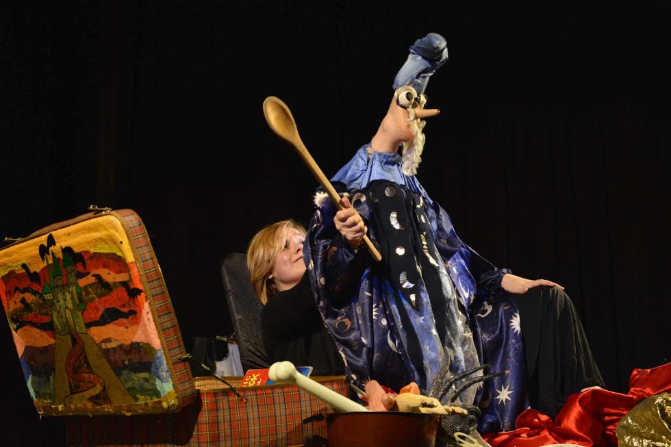 Adoro fotografare a teatro...mi piace assistere alle prove e studiare le dinamiche tra i personaggi che prenderanno forma durante lo spettacolo.
Mi piace molto il contatto con gli attori nei camerini durante i preparativi prima di andare in scena specialmente nel teatro comico dove i comici rivelano le loro "vere" personalità.
Personalità che spesso sono le stesse che vediamo sul palco e che ci fanno ridere o sorridere...il divertimento nei camerini è assicurato.
Mi piace sperimentare inquadrature sempre nuove, tempi lenti e varie aperture di diaframma con focali diverse a scelta dall'ultra-grandangolare a tele spinto.
Adoro la teatralità di alcuni attori, gli sguardi, le espressioni dei visi e l'improvvisazione mascherata.

FOTOGRAFO DI TEATRO
FOTOGRAFIA DI TEATRO