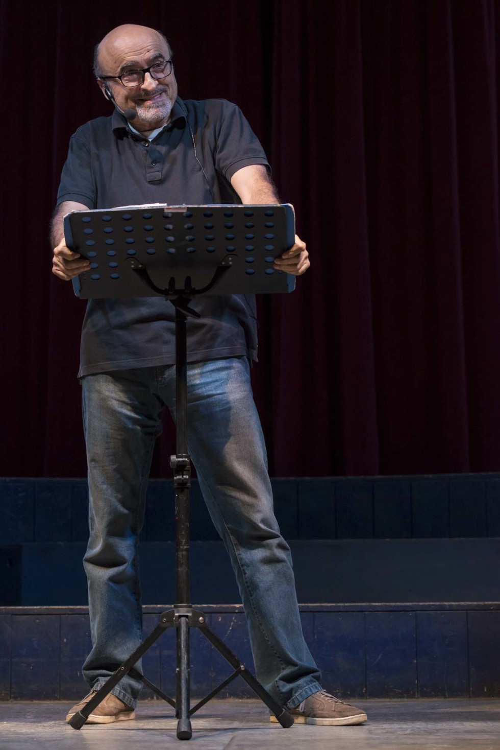 Adoro fotografare a teatro...mi piace assistere alle prove e studiare le dinamiche tra i personaggi che prenderanno forma durante lo spettacolo.
Mi piace molto il contatto con gli attori nei camerini durante i preparativi prima di andare in scena specialmente nel teatro comico dove i comici rivelano le loro "vere" personalità.
Personalità che spesso sono le stesse che vediamo sul palco e che ci fanno ridere o sorridere...il divertimento nei camerini è assicurato.
Mi piace sperimentare inquadrature sempre nuove, tempi lenti e varie aperture di diaframma con focali diverse a scelta dall'ultra-grandangolare a tele spinto.
Adoro la teatralità di alcuni attori, gli sguardi, le espressioni dei visi e l'improvvisazione mascherata.

FOTOGRAFO DI TEATRO
FOTOGRAFIA DI TEATRO