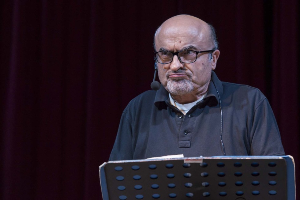 Adoro fotografare a teatro...mi piace assistere alle prove e studiare le dinamiche tra i personaggi che prenderanno forma durante lo spettacolo.
Mi piace molto il contatto con gli attori nei camerini durante i preparativi prima di andare in scena specialmente nel teatro comico dove i comici rivelano le loro "vere" personalità.
Personalità che spesso sono le stesse che vediamo sul palco e che ci fanno ridere o sorridere...il divertimento nei camerini è assicurato.
Mi piace sperimentare inquadrature sempre nuove, tempi lenti e varie aperture di diaframma con focali diverse a scelta dall'ultra-grandangolare a tele spinto.
Adoro la teatralità di alcuni attori, gli sguardi, le espressioni dei visi e l'improvvisazione mascherata.

FOTOGRAFO DI TEATRO
FOTOGRAFIA DI TEATRO