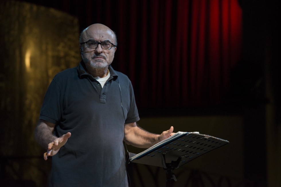 Adoro fotografare a teatro...mi piace assistere alle prove e studiare le dinamiche tra i personaggi che prenderanno forma durante lo spettacolo.
Mi piace molto il contatto con gli attori nei camerini durante i preparativi prima di andare in scena specialmente nel teatro comico dove i comici rivelano le loro "vere" personalità.
Personalità che spesso sono le stesse che vediamo sul palco e che ci fanno ridere o sorridere...il divertimento nei camerini è assicurato.
Mi piace sperimentare inquadrature sempre nuove, tempi lenti e varie aperture di diaframma con focali diverse a scelta dall'ultra-grandangolare a tele spinto.
Adoro la teatralità di alcuni attori, gli sguardi, le espressioni dei visi e l'improvvisazione mascherata.

FOTOGRAFO DI TEATRO
FOTOGRAFIA DI TEATRO