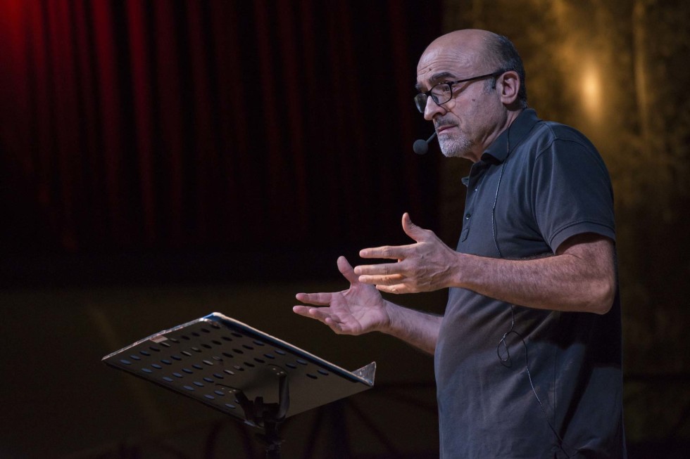 Adoro fotografare a teatro...mi piace assistere alle prove e studiare le dinamiche tra i personaggi che prenderanno forma durante lo spettacolo.
Mi piace molto il contatto con gli attori nei camerini durante i preparativi prima di andare in scena specialmente nel teatro comico dove i comici rivelano le loro "vere" personalità.
Personalità che spesso sono le stesse che vediamo sul palco e che ci fanno ridere o sorridere...il divertimento nei camerini è assicurato.
Mi piace sperimentare inquadrature sempre nuove, tempi lenti e varie aperture di diaframma con focali diverse a scelta dall'ultra-grandangolare a tele spinto.
Adoro la teatralità di alcuni attori, gli sguardi, le espressioni dei visi e l'improvvisazione mascherata.

FOTOGRAFO DI TEATRO
FOTOGRAFIA DI TEATRO