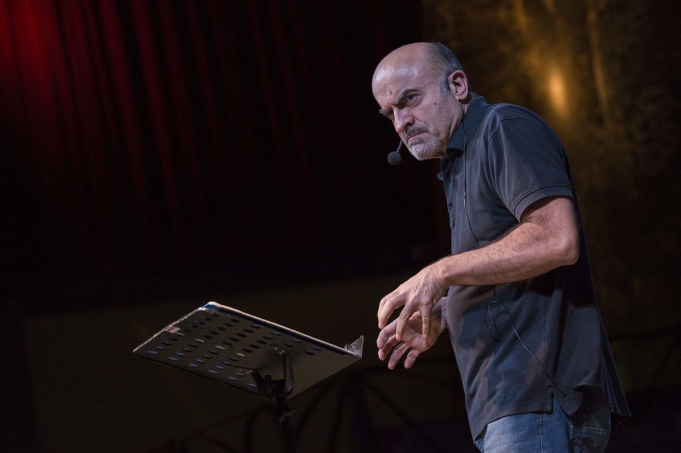 Adoro fotografare a teatro...mi piace assistere alle prove e studiare le dinamiche tra i personaggi che prenderanno forma durante lo spettacolo.
Mi piace molto il contatto con gli attori nei camerini durante i preparativi prima di andare in scena specialmente nel teatro comico dove i comici rivelano le loro "vere" personalità.
Personalità che spesso sono le stesse che vediamo sul palco e che ci fanno ridere o sorridere...il divertimento nei camerini è assicurato.
Mi piace sperimentare inquadrature sempre nuove, tempi lenti e varie aperture di diaframma con focali diverse a scelta dall'ultra-grandangolare a tele spinto.
Adoro la teatralità di alcuni attori, gli sguardi, le espressioni dei visi e l'improvvisazione mascherata.

FOTOGRAFO DI TEATRO
FOTOGRAFIA DI TEATRO